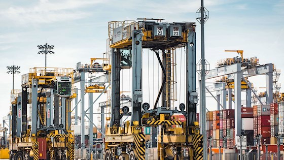 Straddle carriers at London Gateway zoom out